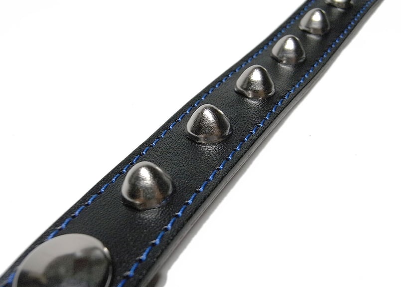 コニカルスタッズリストバンド／黒レザー青ステッチ・ホック