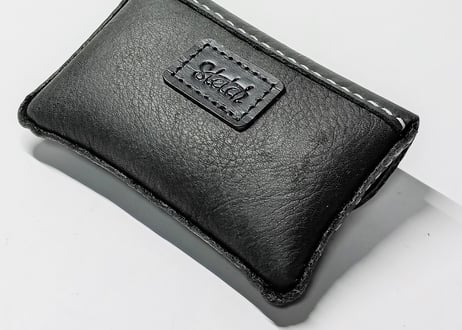 ふっくらした名刺入れ/黒レザー×白ステッチ