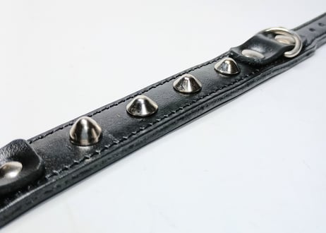 Dリング付きコニカルスタッズリストバンド・黒