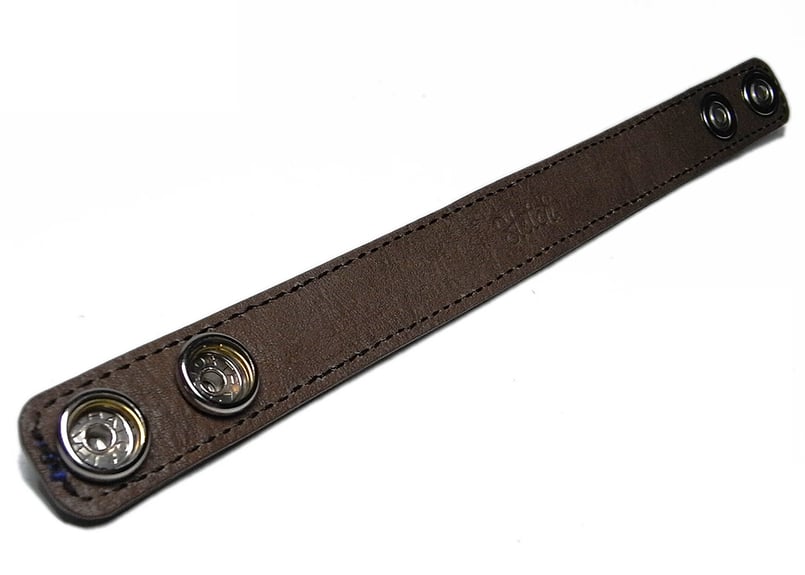 コニカルスタッズリストバンド／黒レザー青ステッチ・ホックボタン留め