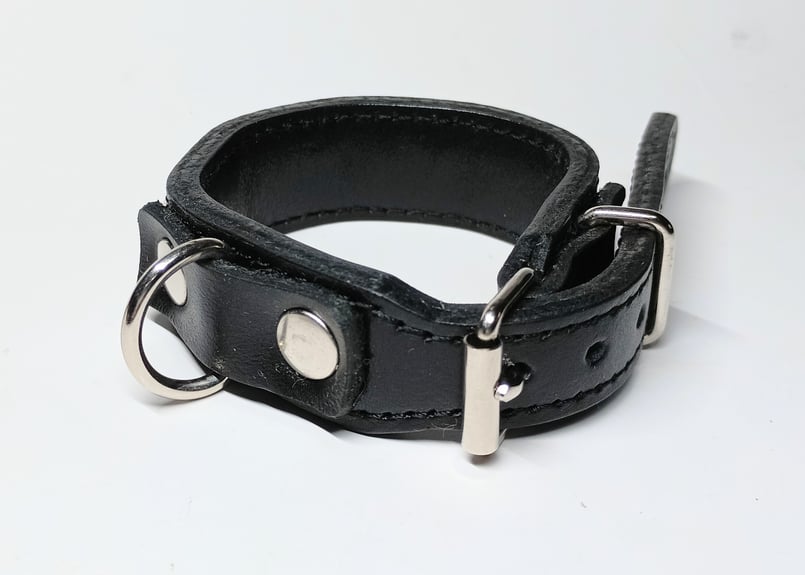 Dリング付きコニカルスタッズリストバンド・黒 | STETCH HANDMADE STORE