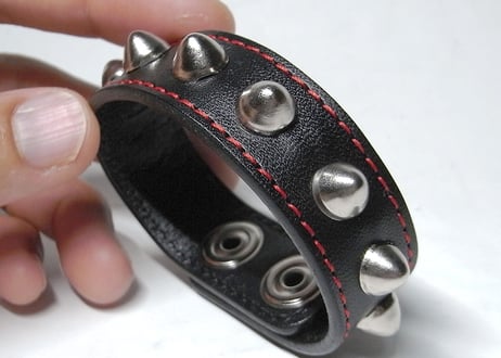 コニカルスタッズリストバンド／黒レザー赤ステッチホックボタン留めタイプ