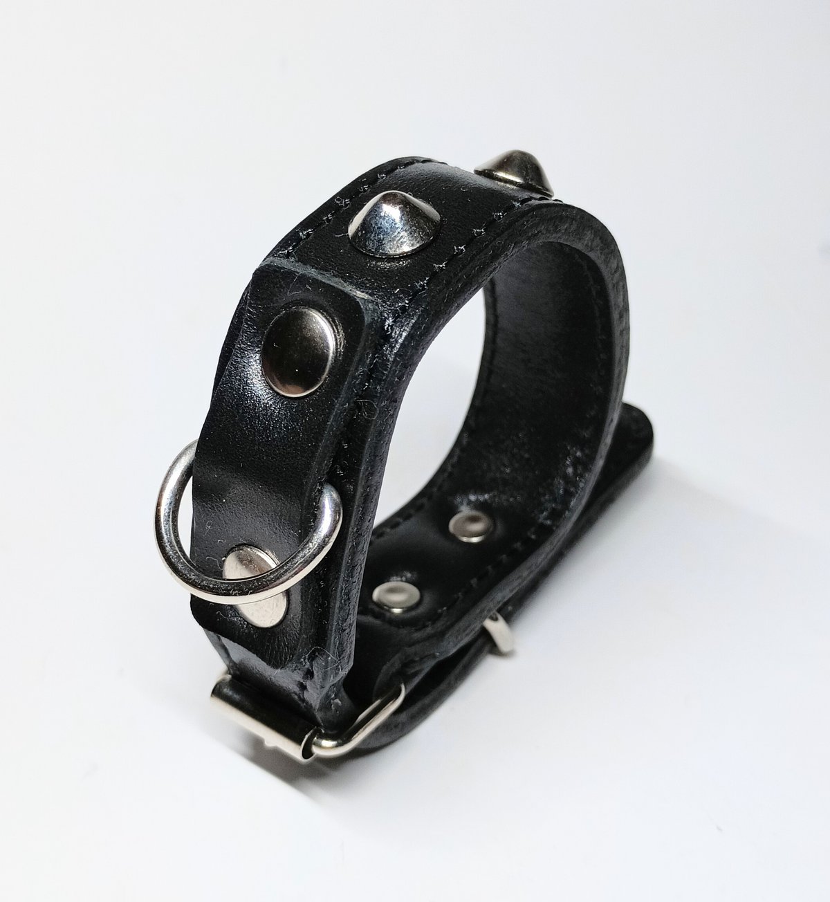 Dリング付きコニカルスタッズリストバンド・黒 | STETCH HANDMADE STORE