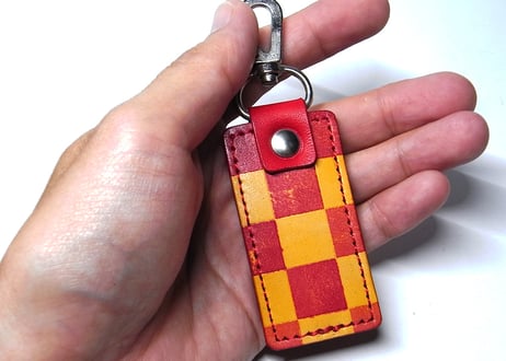 チェッカー柄キーホルダー　赤×黄色