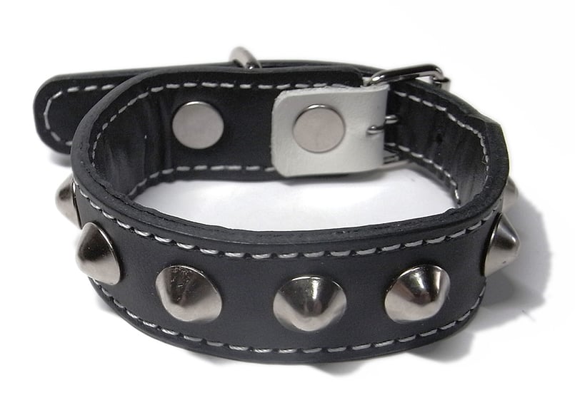 コニカルスタッズリストバンド／ブラック×白ステッチ | STETCH