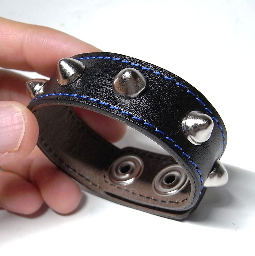 コニカルスタッズリストバンド／黒レザー青ステッチ・ホック