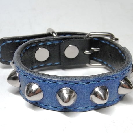 スタッズ付きブルーレザーリストバンド レザーリストバンド | STORES