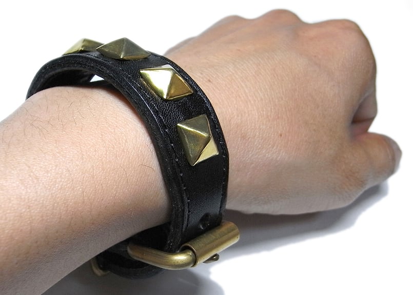 ピラミッドスタッズリストバンド／黒レザー×真鍮パーツ | STETCH