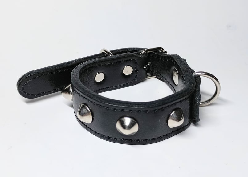 Dリング付きコニカルスタッズリストバンド・黒 | STETCH HANDMADE STORE