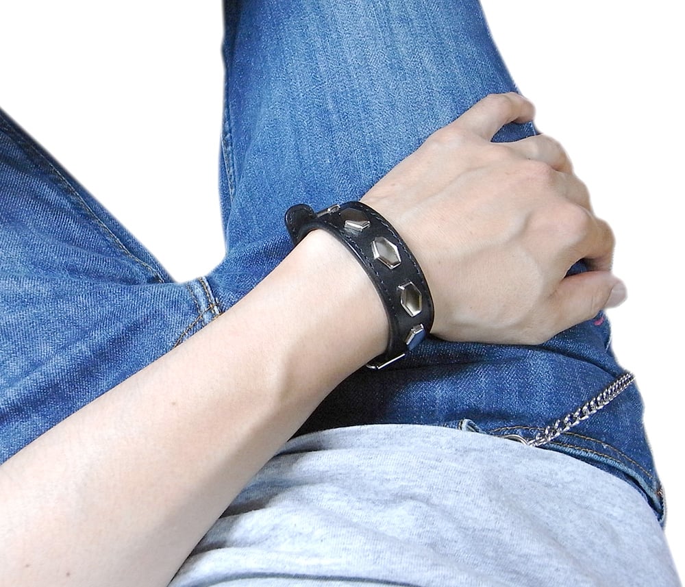 ヘキサゴンスタッズリストバンド／黒レザー×黒ステッチ | STETCH