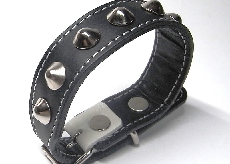 コニカルスタッズリストバンド／ブラック×白ステッチ | STETCH