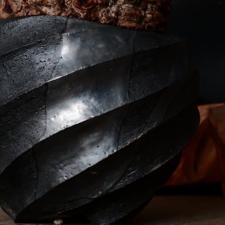 オペルクリカリア パキプス φ 14cm［No.33］  × 沖誠 作「Spilal - 燻銀彩 - / round 」 4号 植木鉢 笠間焼