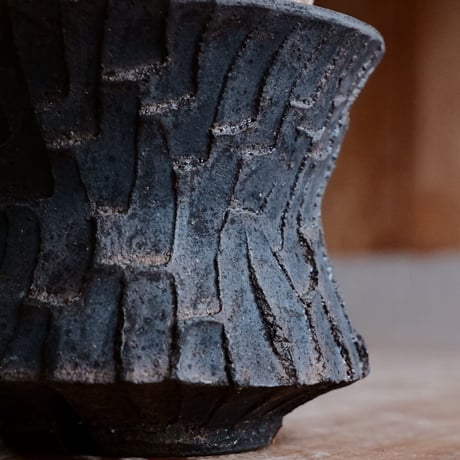 オペルクリカリア パキプス［No.45］  ×   沼野秀章 作「 black wrap 」3.5号 植木鉢 笠間焼