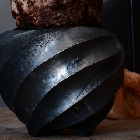 オペルクリカリア パキプス φ9.5cm［No.19］  × 沖誠 作「Spilal - 燻銀彩 - / round 」 3号 植木鉢 笠間焼