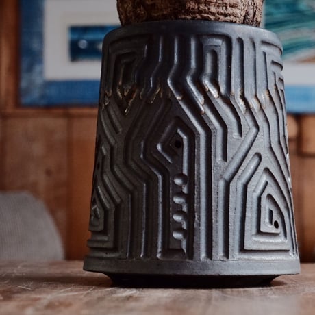 オペルクリカリア パキプス φ10cm［No.23］  ×  根本峻吾 作 S.N POT type.tall「 鐡 - kurogane - 」4号 植木鉢 笠間焼