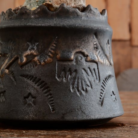 アデニア クリスタルグリーン［No.57］  ×   根本峻吾 作 S.N POT type.cylinder「 刻印  - kokuin - 」3号 植木鉢 笠間焼