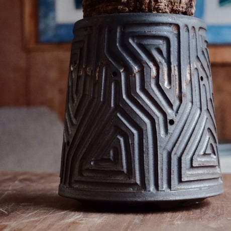 オペルクリカリア パキプス φ10cm［No.24］  ×  根本峻吾 作 S.N POT type.tall「 鐡 - kurogane - 」4号 植木鉢 笠間焼