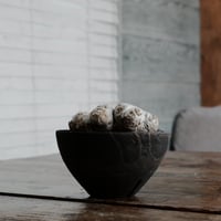 ブレビカウレ M - 恵比寿笑 -［No.31］  ×   沼野秀章 作「 black wrap 」4号 植木鉢 笠間焼