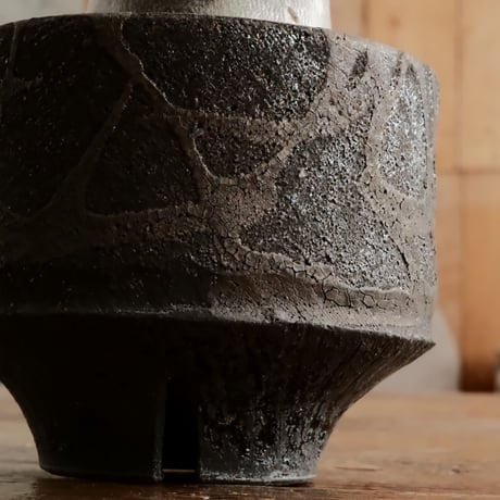《黒肌》アデニウム アラビカム  "ドワーフ - black skin - "  φ7cm［No.11］  ×   沼野秀章 作「 black wrap 」3.5号 植木鉢 笠間焼