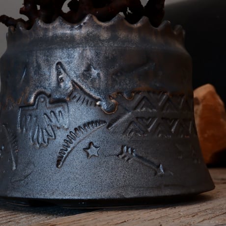 ペラルゴニウム ミラビレ［No.02］  ×   根本峻吾 作 S.N POT type.cylinder「 刻印  -kokuin- 」 4号 植木鉢