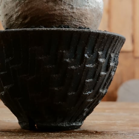グラキリス  M - 象牙宮 - ［No.195］  ×   沼野秀章 作「 black wrap 」4号 植木鉢 笠間焼