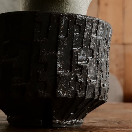 《超人》アデニウム アラビカム " スーパードワーフ " φ6cm［No.10］  ×   沼野秀章 作「 black wrap 」3号 植木鉢 笠間焼