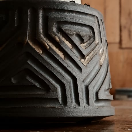 《低重心》アデニウム アラビカム " ドワーフ " φ9cm［No.8］  ×  根本峻吾 作 S.N POT type.normal「 鐡 - kurogane - 」 4号  笠間焼