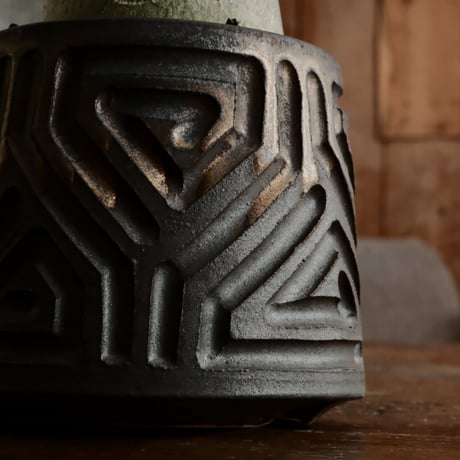 《人型》アデニウム アラビカム " ドワーフ " φ6.5cm［No.6］  ×  根本峻吾 作 S.N POT type.normal「 鐡 - kurogane - 」 3号  笠間焼
