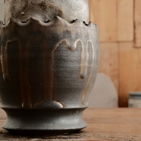 グラキリス φ8cm - 象牙宮 - ［No.64］  ×   根本峻吾 作 S.N POT type.round「 黒焔 - kokuen - 」3号 植木鉢 笠間焼
