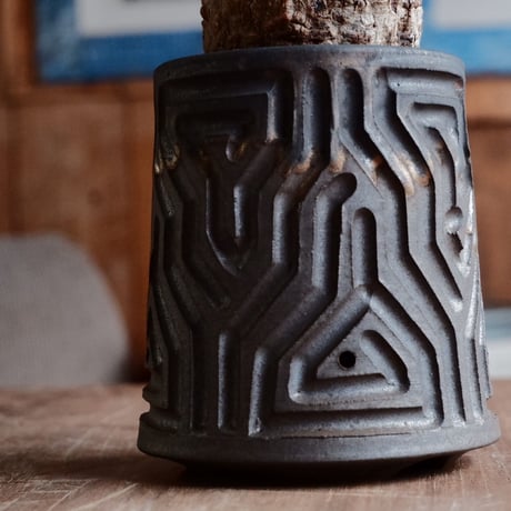 オペルクリカリア パキプス φ7.5cm［No.20］  ×  根本峻吾 作 S.N POT type.tall「 鐡 - kurogane - 」3号 植木鉢 笠間焼