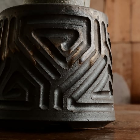 《グリコ》アデニウム アラビカム "ドワーフ " φ6.5cm［No.7］  ×  根本峻吾 作 S.N POT type.normal「 鐡 - kurogane - 」 3号  笠間焼