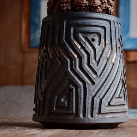 オペルクリカリア パキプス φ9.5cm［No.25］  ×  根本峻吾 作 S.N POT type.tall「 鐡 - kurogane - 」4号 植木鉢 笠間焼