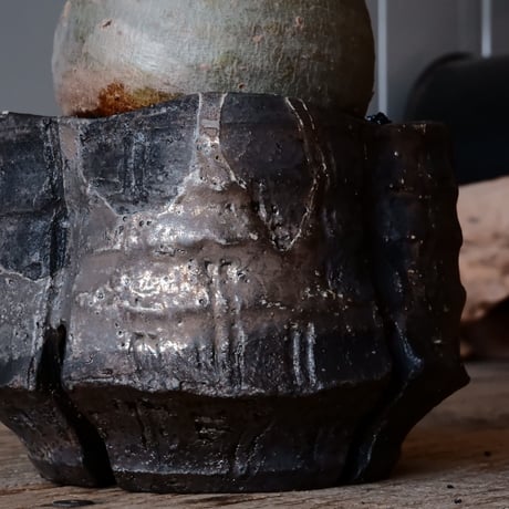 グラキリス φ8cm - 象牙宮 - ［No.06］  ×   沼野秀章 作「 black wrap 」3号 植木鉢 笠間焼