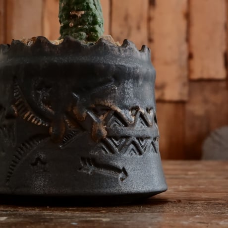 アデニア クリスタルグリーン［No.56］  ×   根本峻吾 作 S.N POT type.cylinder「 刻印  - kokuin -」3号 植木鉢 笠間焼