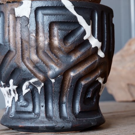 グラキリス φ9.5cm - 象牙宮-［No.32］× 根本峻吾 作 S.N POT type.round「 鐵 -堕天黒- 」3.5号鉢 笠間焼