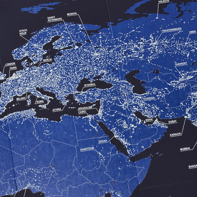 テーブルに置いて、壁に貼って [ナイト] 自立式世界地図 | マルモ印刷