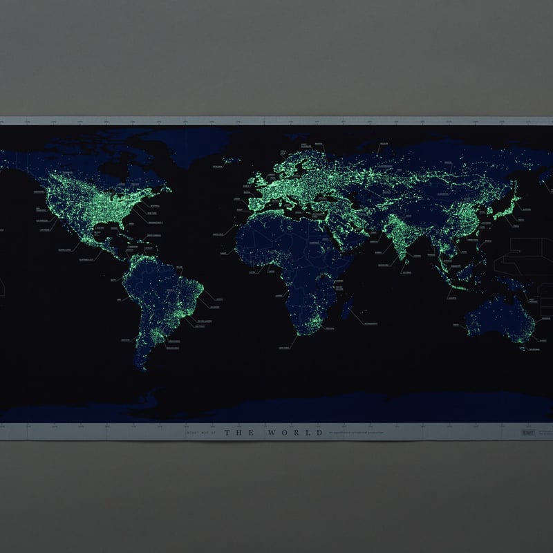 テーブルに置いて、壁に貼って [ナイト] 自立式世界地図 | マルモ印刷