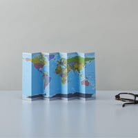 テーブルに置いて、壁に貼って [ベーシック] 自立式世界地図 ミニ