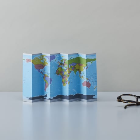 テーブルに置いて、壁に貼って [ベーシック] 自立式世界地図 ミニ