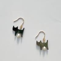 高品質ブラックシェル（黒蝶貝）淡水パール　猫ピアス