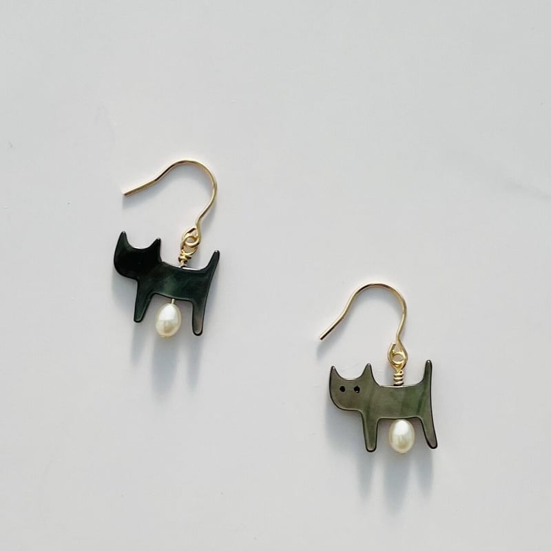 高品質ブラックシェル（黒蝶貝）淡水パール 猫ピアス
