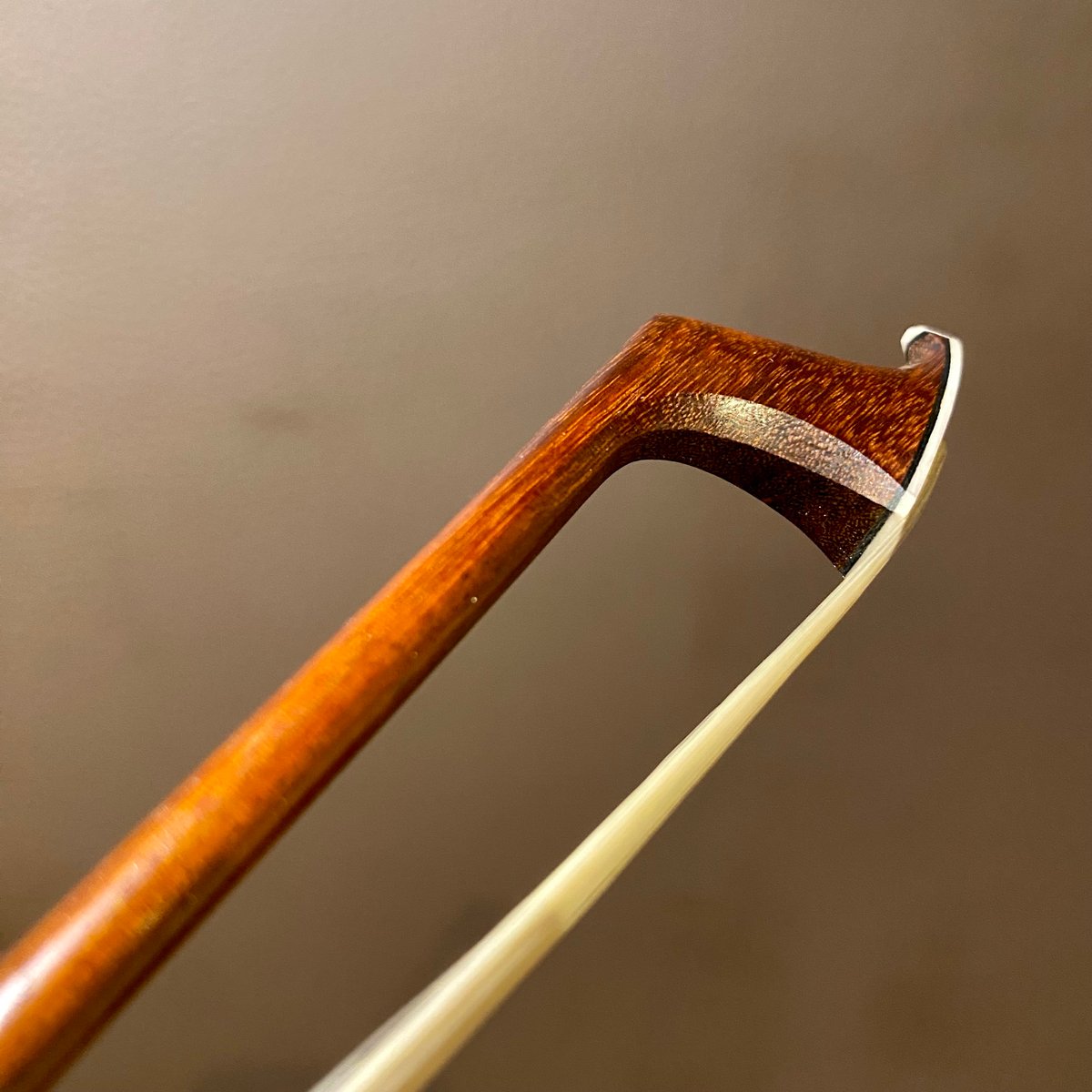 【最終値下げ】チェロ弓 SLAVIERO ATELIER 銀黒檀 製作証明書付 チェロ弓 SLAVIERO ATELIER 銀黒檀 製作証明書付 選定品 美品 弦楽器