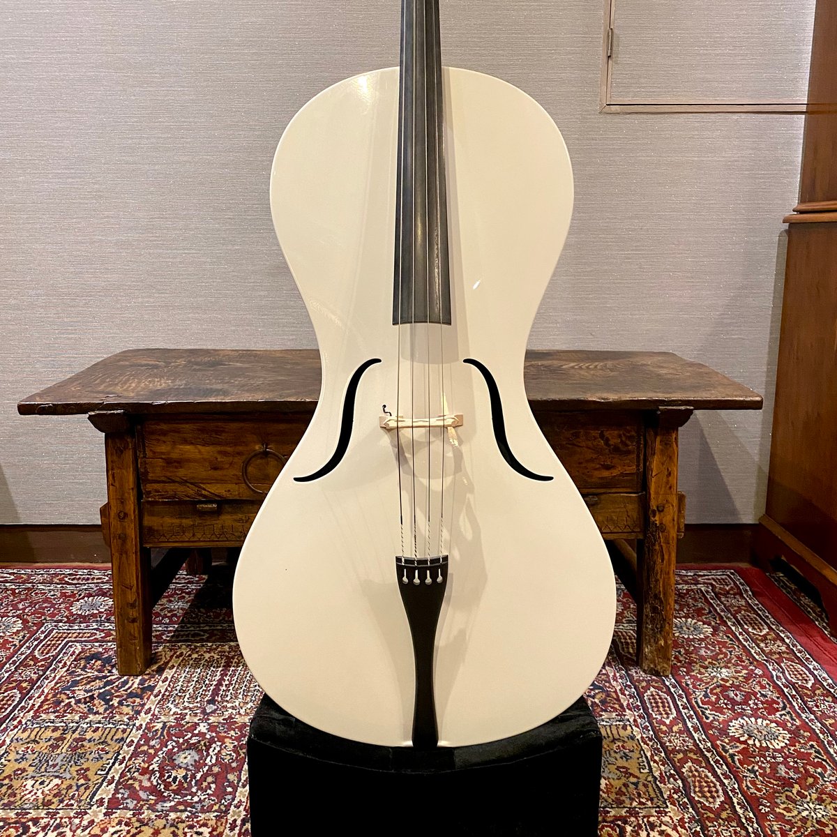 mezzo forte社製のカーボンチェロ「デザインライン」 チェロ【デザインラインオーケストラ】カーボンファイバー製