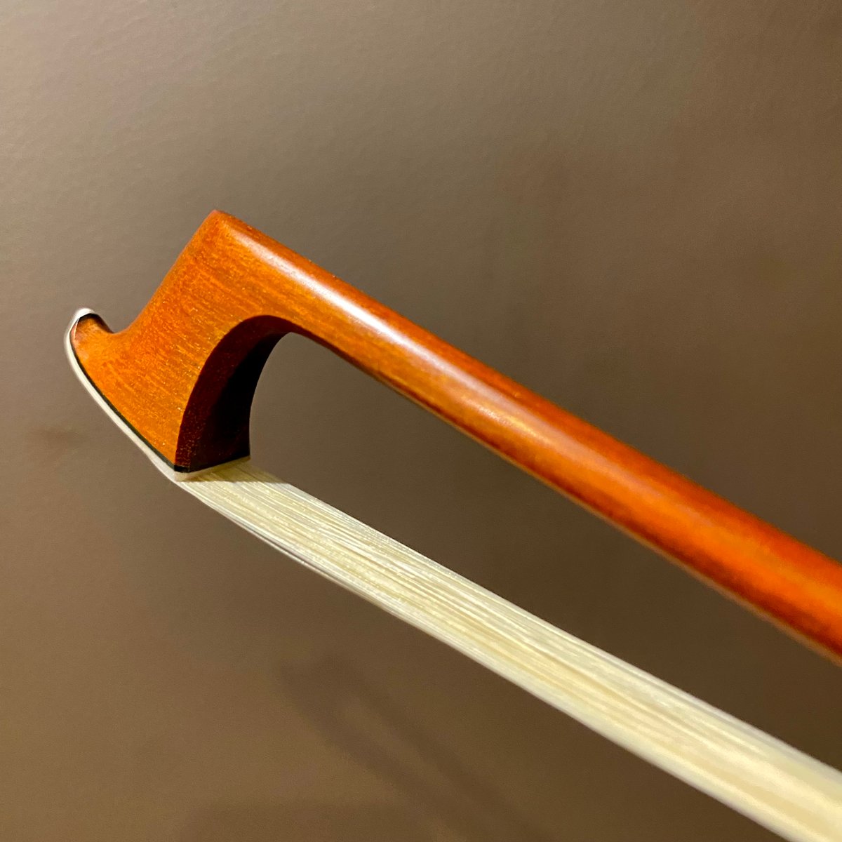 チェロ弓 SLAVIERO ATELIER 銀黒檀 製作証明書付 USED美品 バイオリン弓】ATELIER SLAVIERO シルバー /カーボンスライド