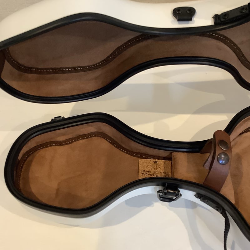 茶色のバイオリンと黒いケース SKB ( エスケービー ) 214 バイオリンケース 送料無料 | サウンドハウス