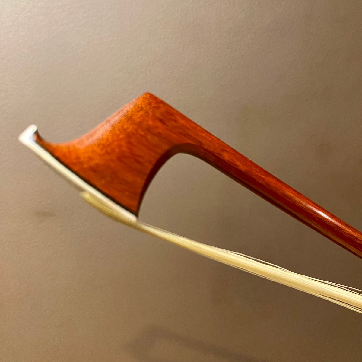 【最終値下げ】チェロ弓 SLAVIERO ATELIER 銀黒檀 製作証明書付 バイオリン弓】ATELIER SLAVIERO シルバー /カーボンスライド