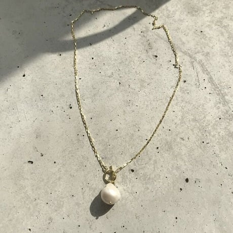 mantel pearl necklace