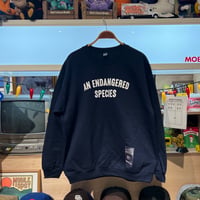 KIZM CHANNEL An endangered species Crewneck sweat Navy