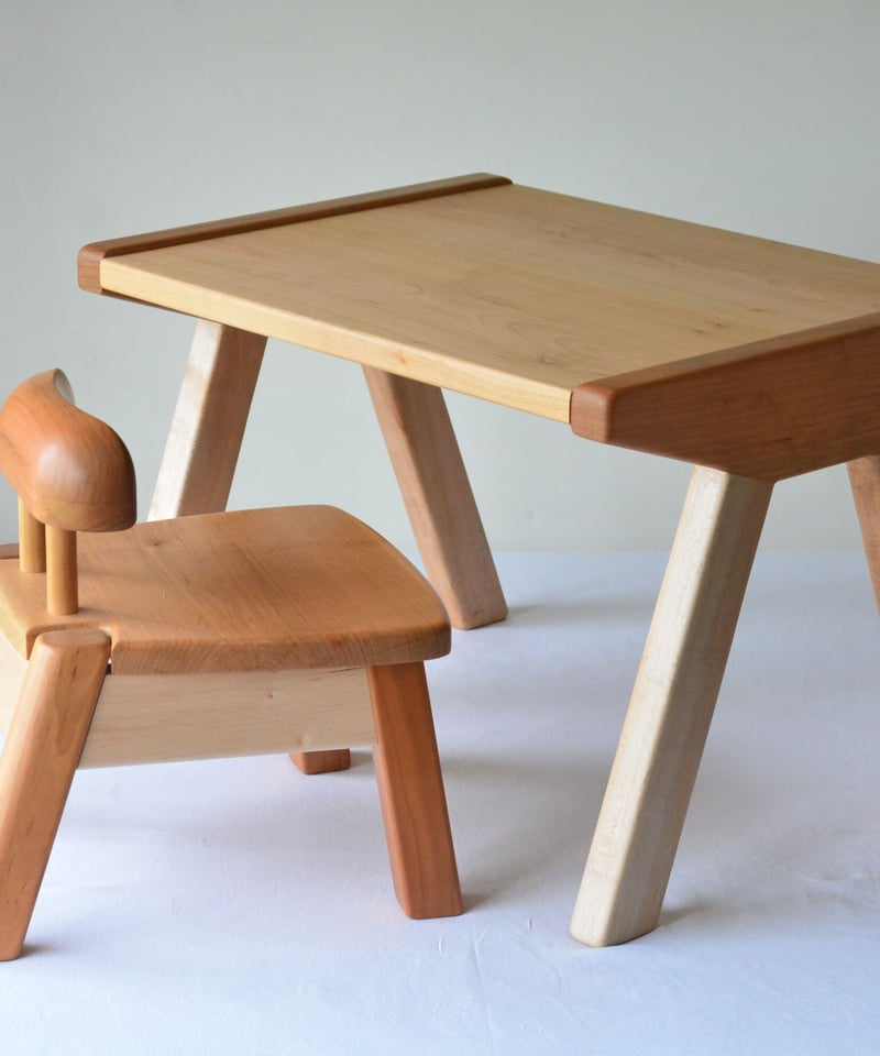 赤ちゃんが生まれて初めて出会う無垢の木のイス・はじめてイス CH3