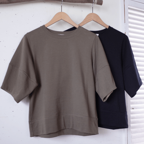 Porter des boutons 立体スリーブプルオーバー（カラー：カーキ）